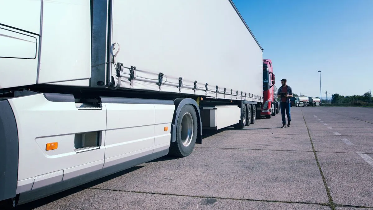 Білорусь продовжує тримати у заручниках литовські фури