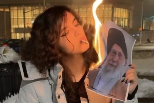 Відео: В Ірані лінчують поліцейських та таранять силовиків на машинах