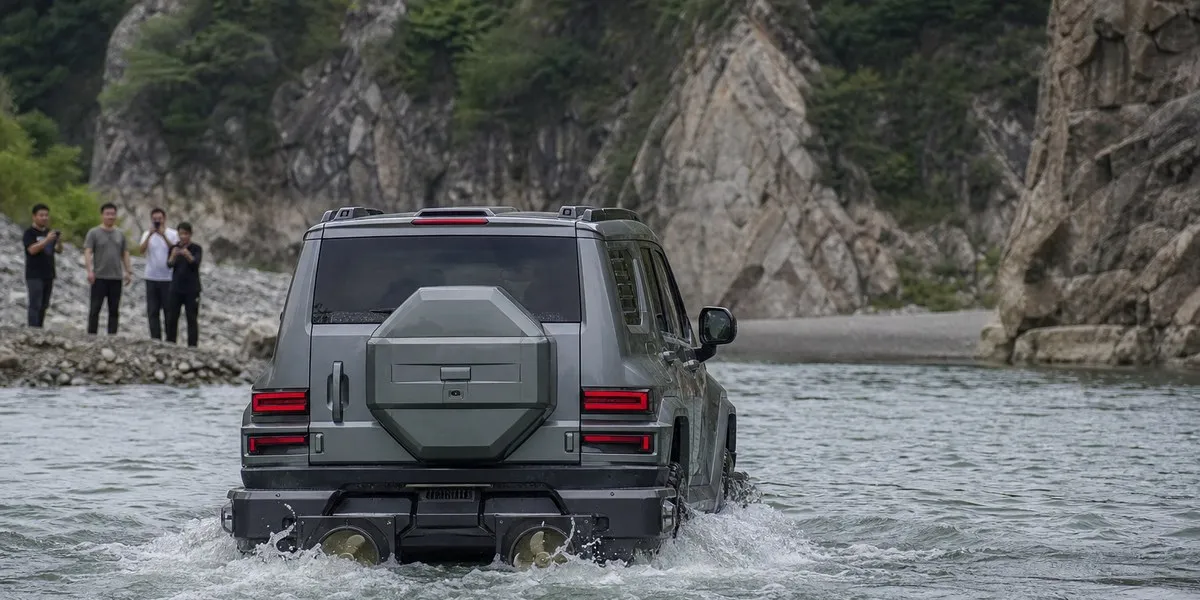 Geely在中国销售配备水上螺旋桨的Battleship 700 SUV——InsideEVs