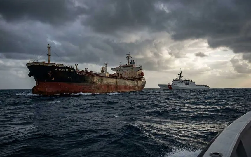 США переслідують російські танкери, що втекли з Венесуели