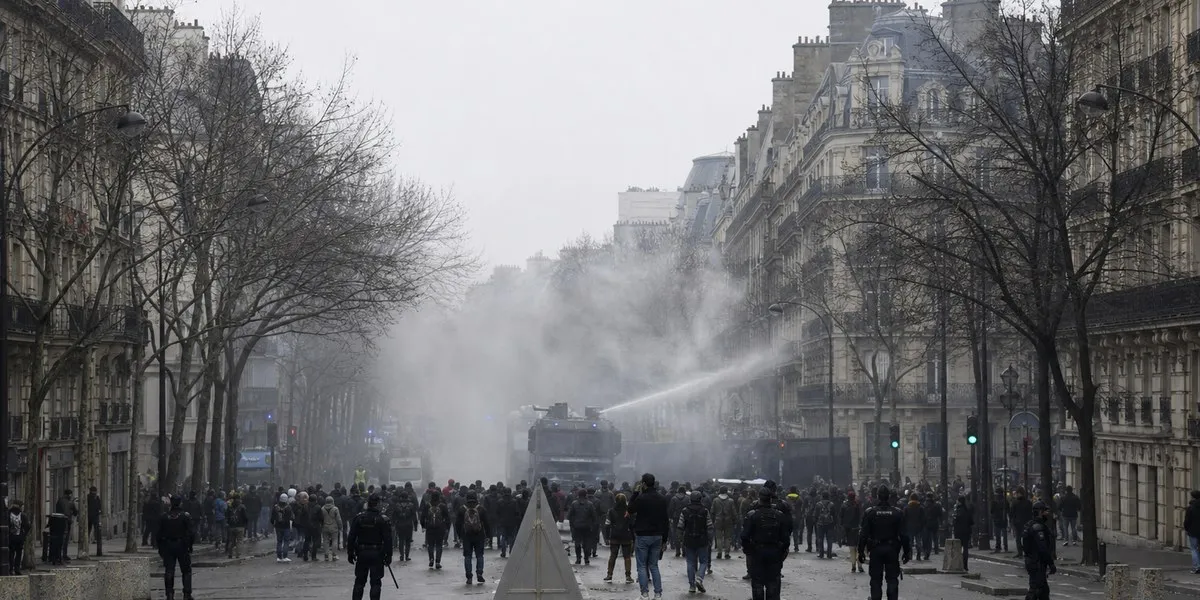 Germany warns tourists about risk of unrest in France — Anadolu Agency