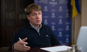 Фото: под депутатом в поезде провалилась полка