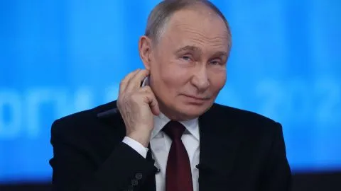 Путин заявил об успехах экономики РФ на фоне первого за три года падения ВВП