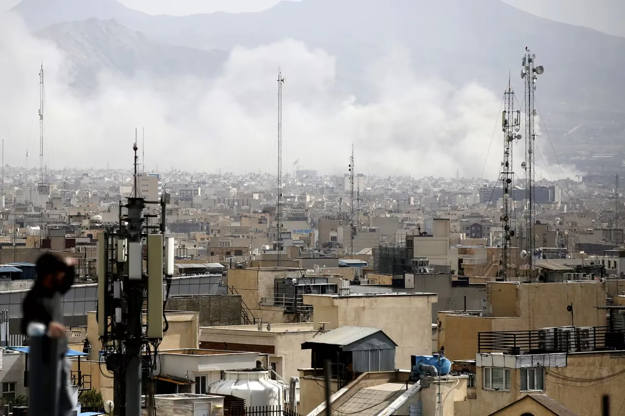 На супутниковому фото видно пошкодження резиденції Хаменеї