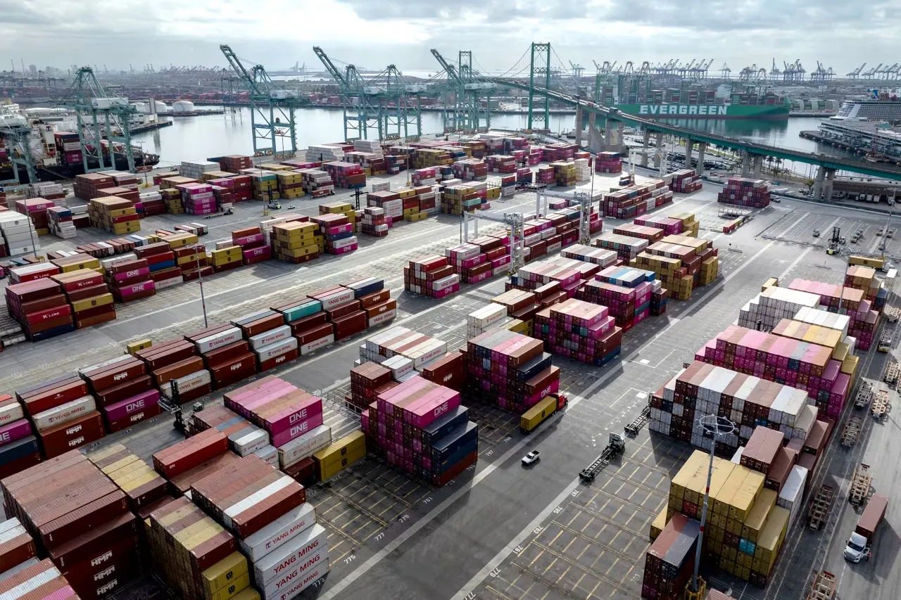 Трамп розглядає ослаблення правил доставки вантажів для стабілізації цін