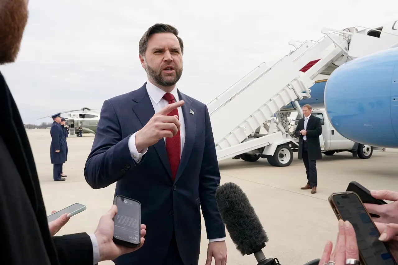 Зростання цін на бензин тимчасове, але проблема відчутна – віце-президент США