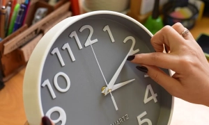 Зайва година сну: коли в Україні переведуть годинник на зимовий час 2025
