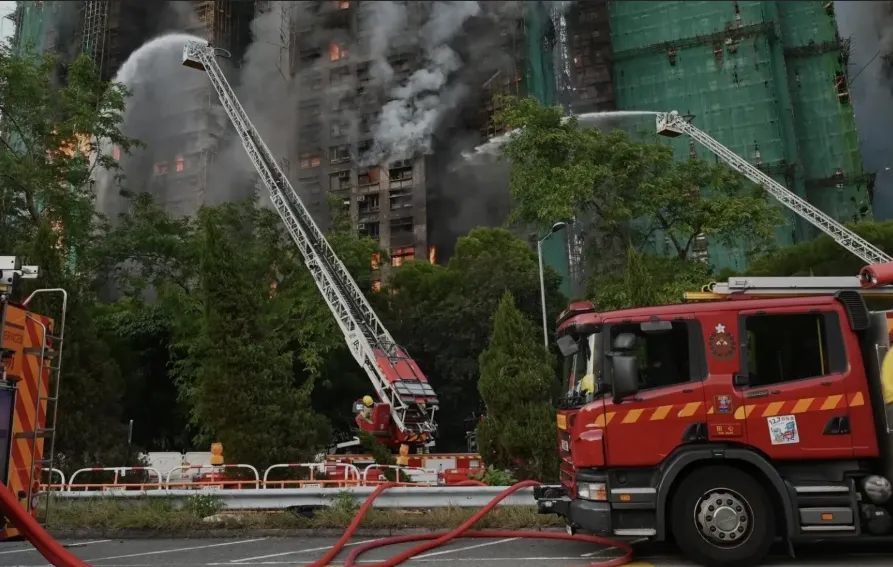 У Гонконгу чоловіка заарештували через критику влади після пожежі у багатоповерхівці