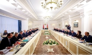 Łukaszenka chce zakazać picia kawy na stacjach benzynowych