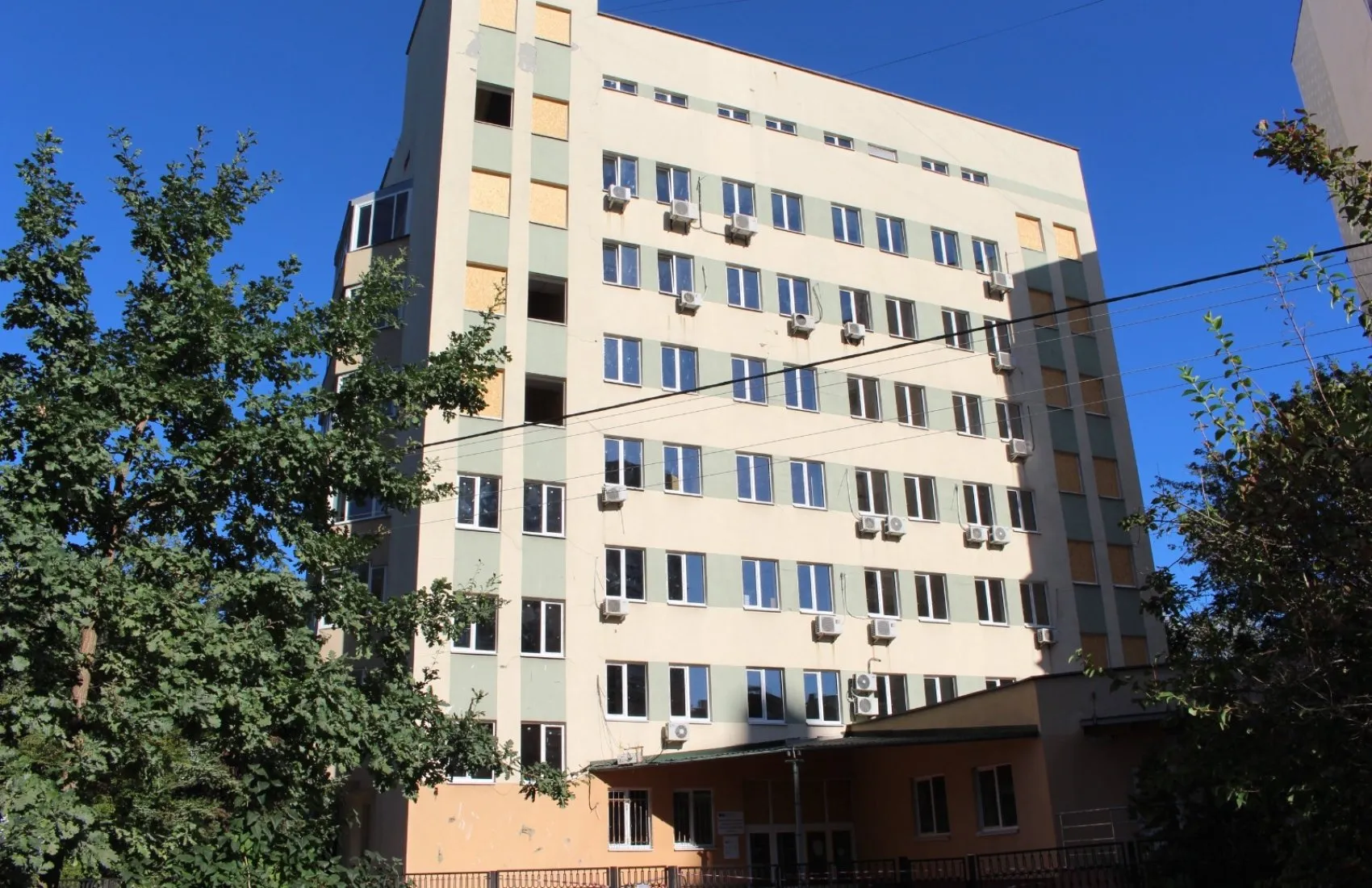 В Киеве при поддержке благотворителей из США восстанавливают поврежденное здание налоговой инспекции