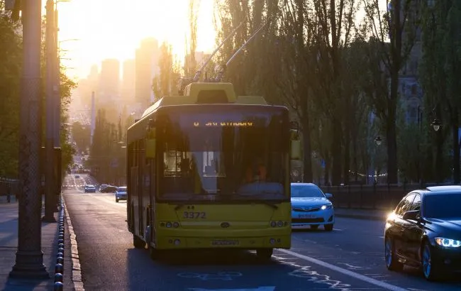 Перебої з електрикою паралізували трамваї та тролейбуси на лівому березі