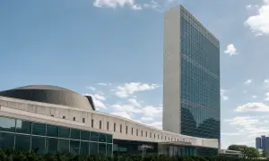 Возле греческого курорта Лутраки разразился масштабный лесной пожар