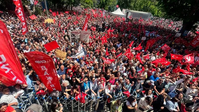 Фото, видео: в Турции лидер оппозиции провел многотысячный митинг в столице