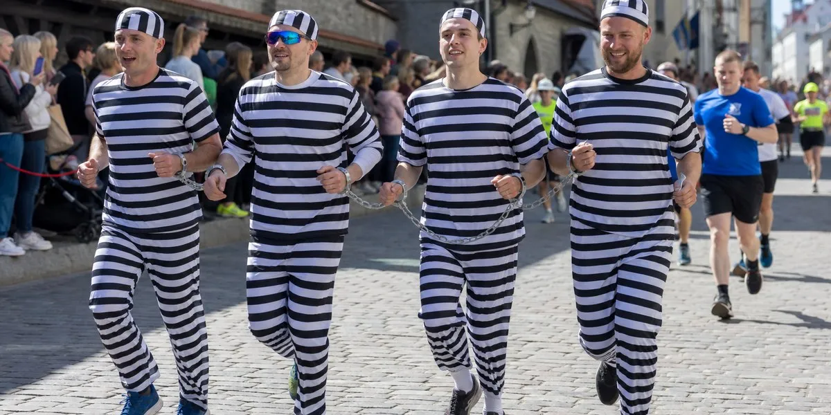 Czterech przyjaciół pokonało półmaraton w Tallinnie w kajdankach — ERR News