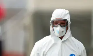 Британці проводжають королеву її улюбленим коктейлем: Дюбонне розпродано у всіх супермаркетах