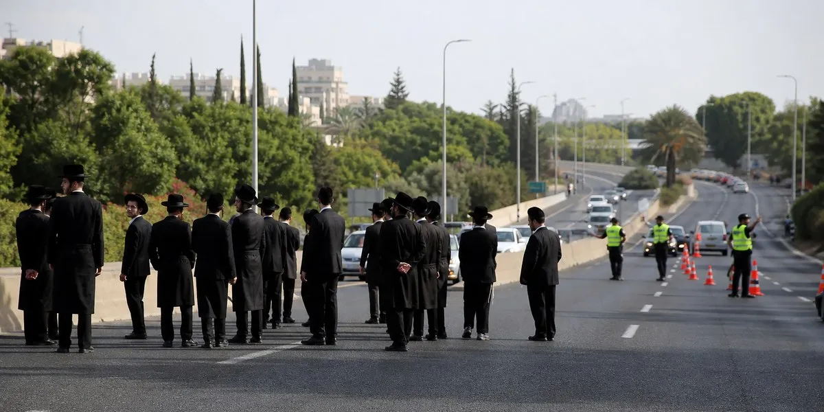 Ультраортодоксы перекрыли трассу 4 после сообщений о задержании уклониста — Jerusalem Post