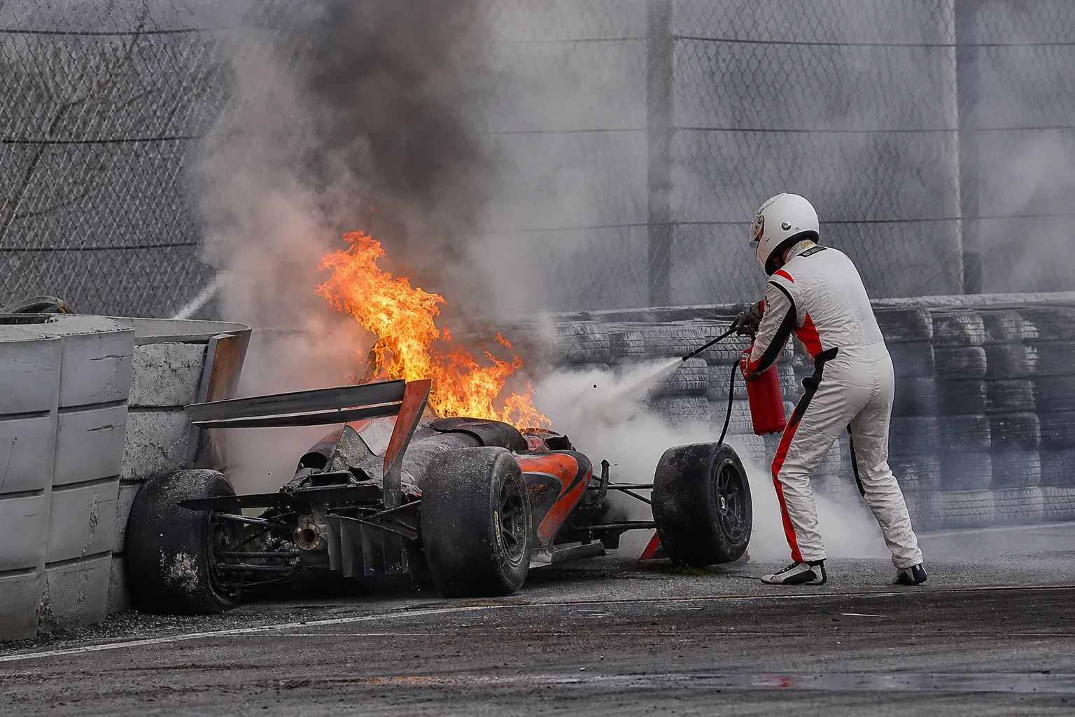 У Шанхаї гонщик витягнув суперника з палаючого Ferrari