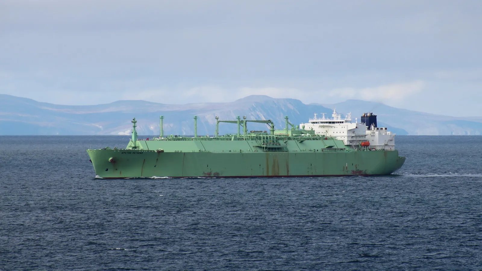 У Середземному морі після імовірної атаки дронів загорівся російський газовоз