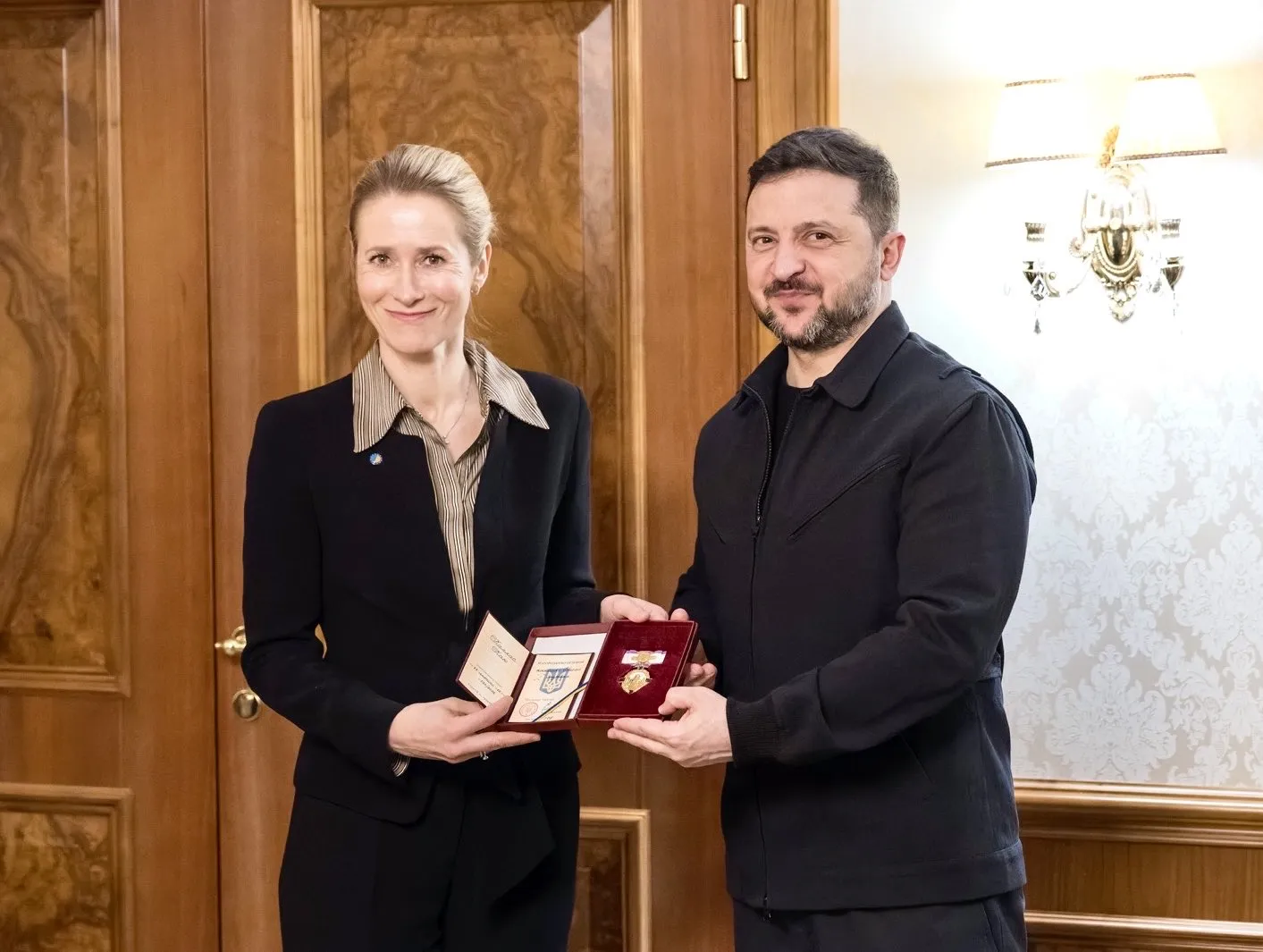 Зеленський вручив орден головній дипломатці ЄС