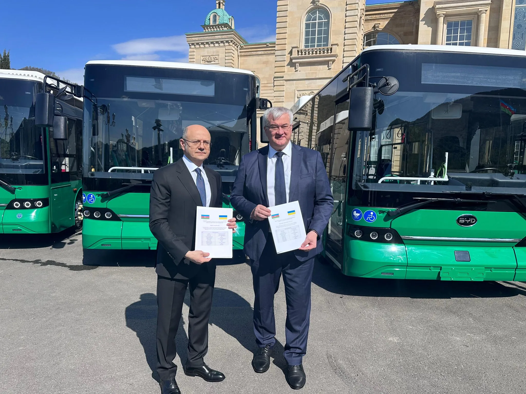 Азербайджан подарував Україні партію пасажирських автобусів