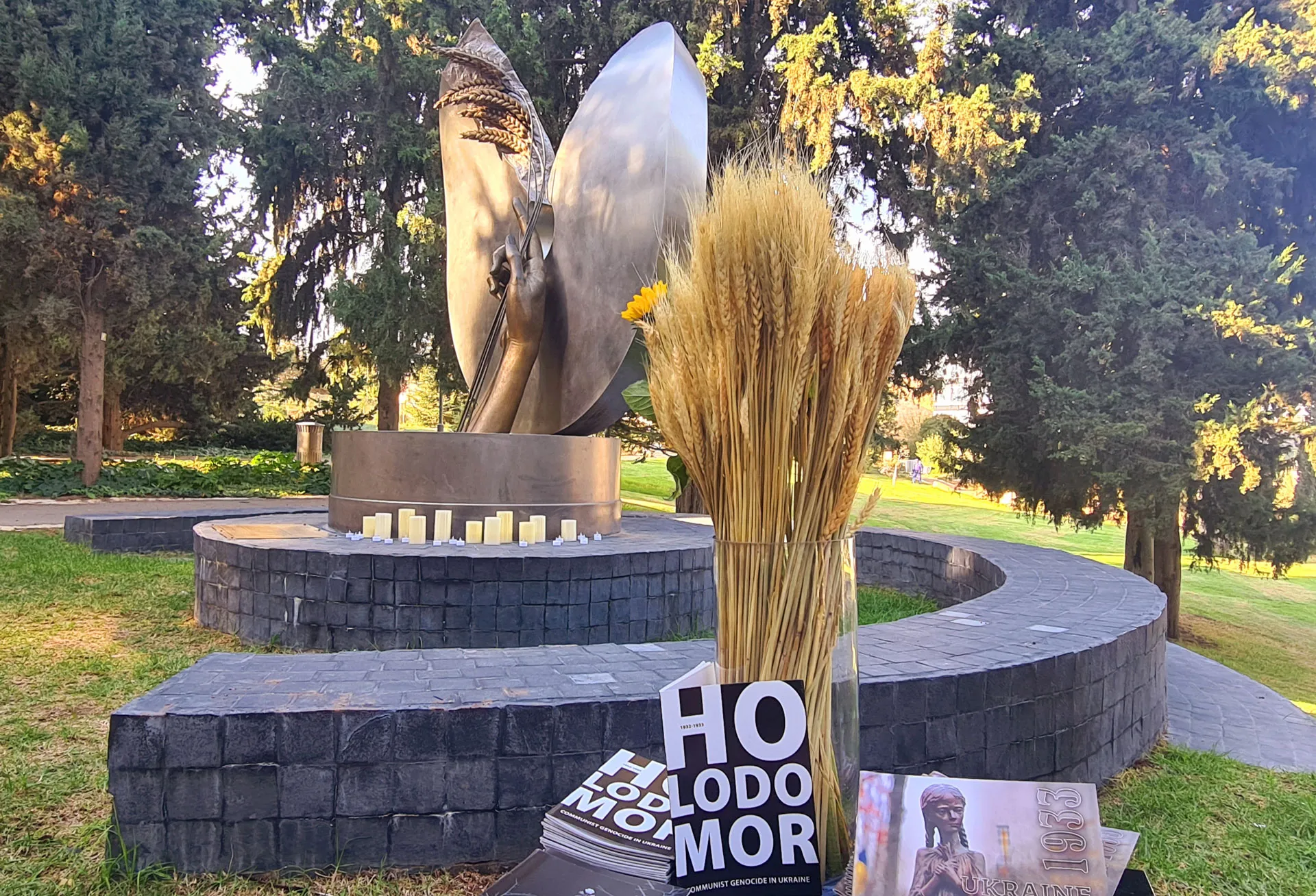 Пам'ятник жертвам Голодомору відкрили в Єрусалимі в урядовому «Кварталі Нації» навпроти Кнесета