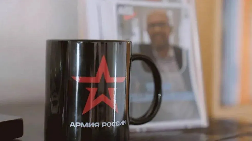 Ідеолог АдН виставив на аукціон кухоль із символікою армії РФ