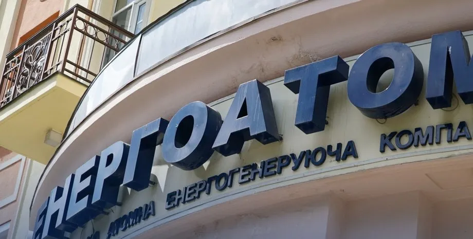 Корупційна схема в енергетиці: двоє підозрюваних намагалися знищити докази під час обшуків