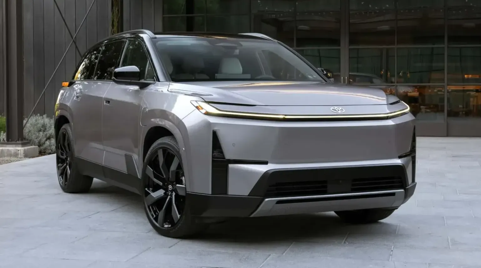 Фото: Toyota представила повністю електричний трирядний кросовер Highlander 2027