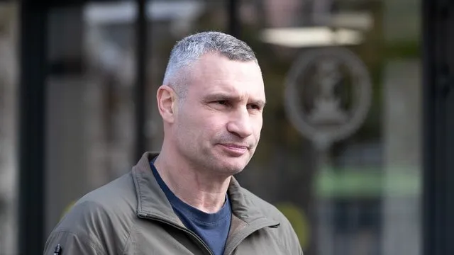 У київському метро почали поширювати агітаційні матеріали Кличка