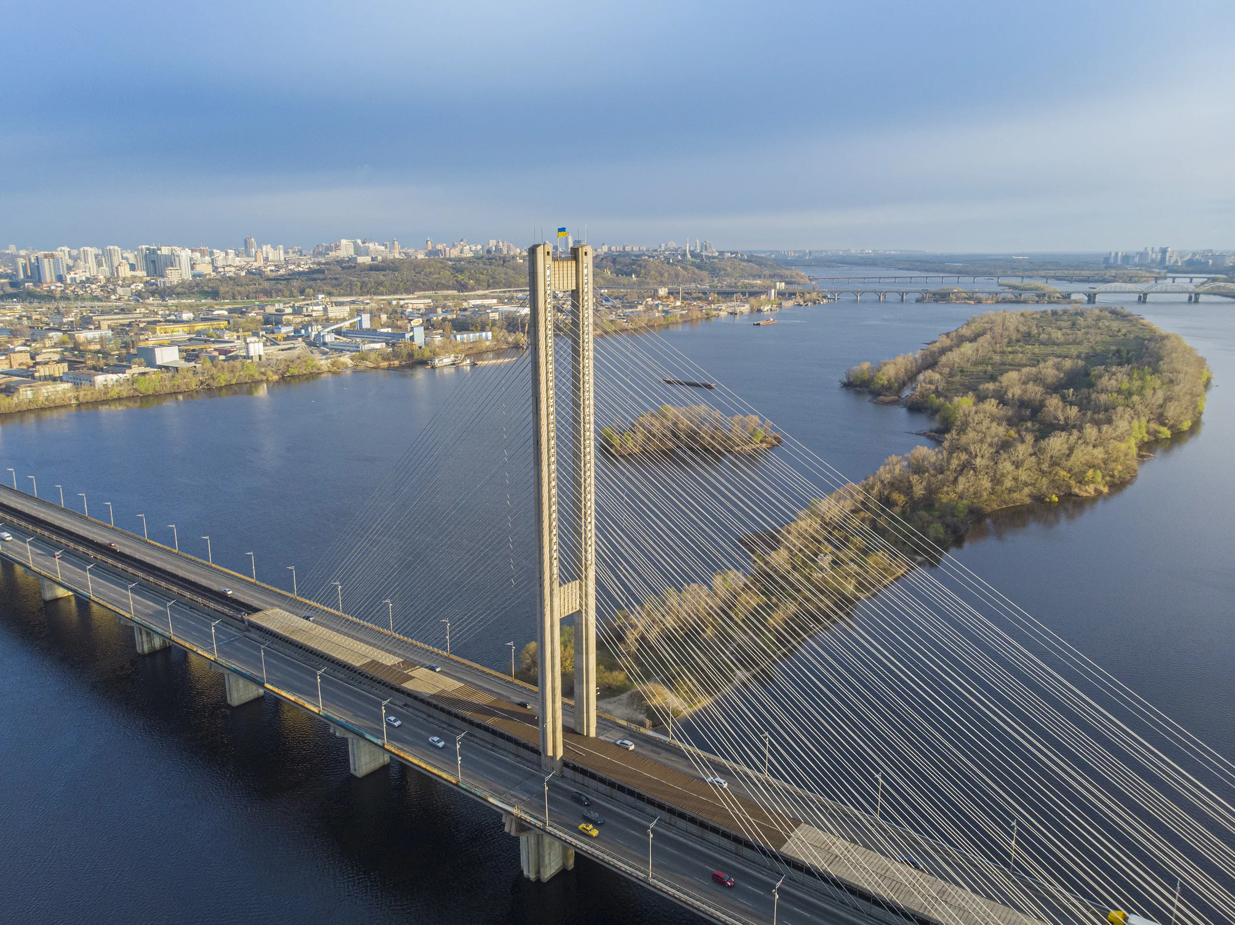 В Киеве метро будет курсировать через Южный мост во время желтого уровня опасности
