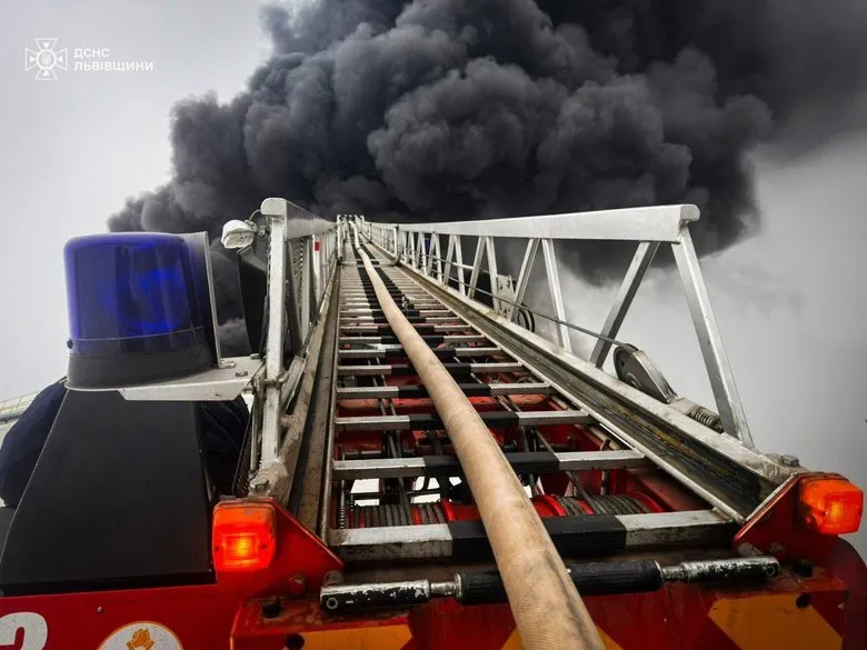 рф обстріляла Львівщину, спалахнула пожежа на об’єкті інфраструктури