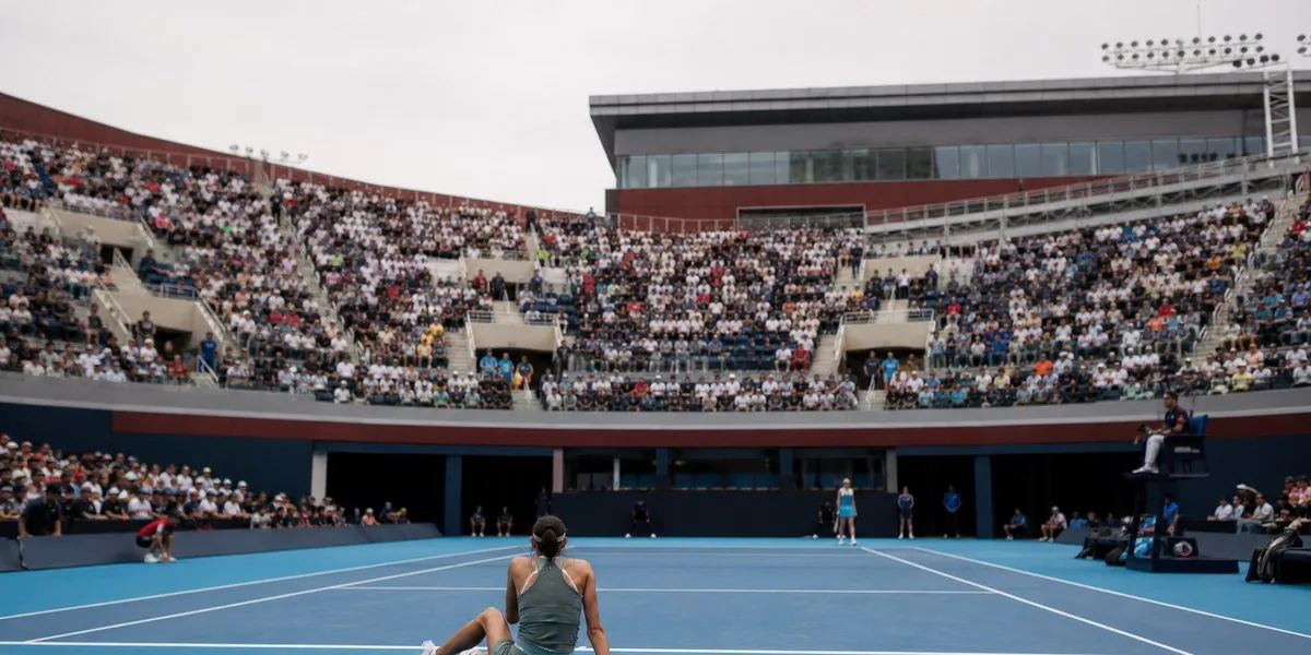 Iga Świątek falls during WTA 1000 match in Beijing — Interia Sport
