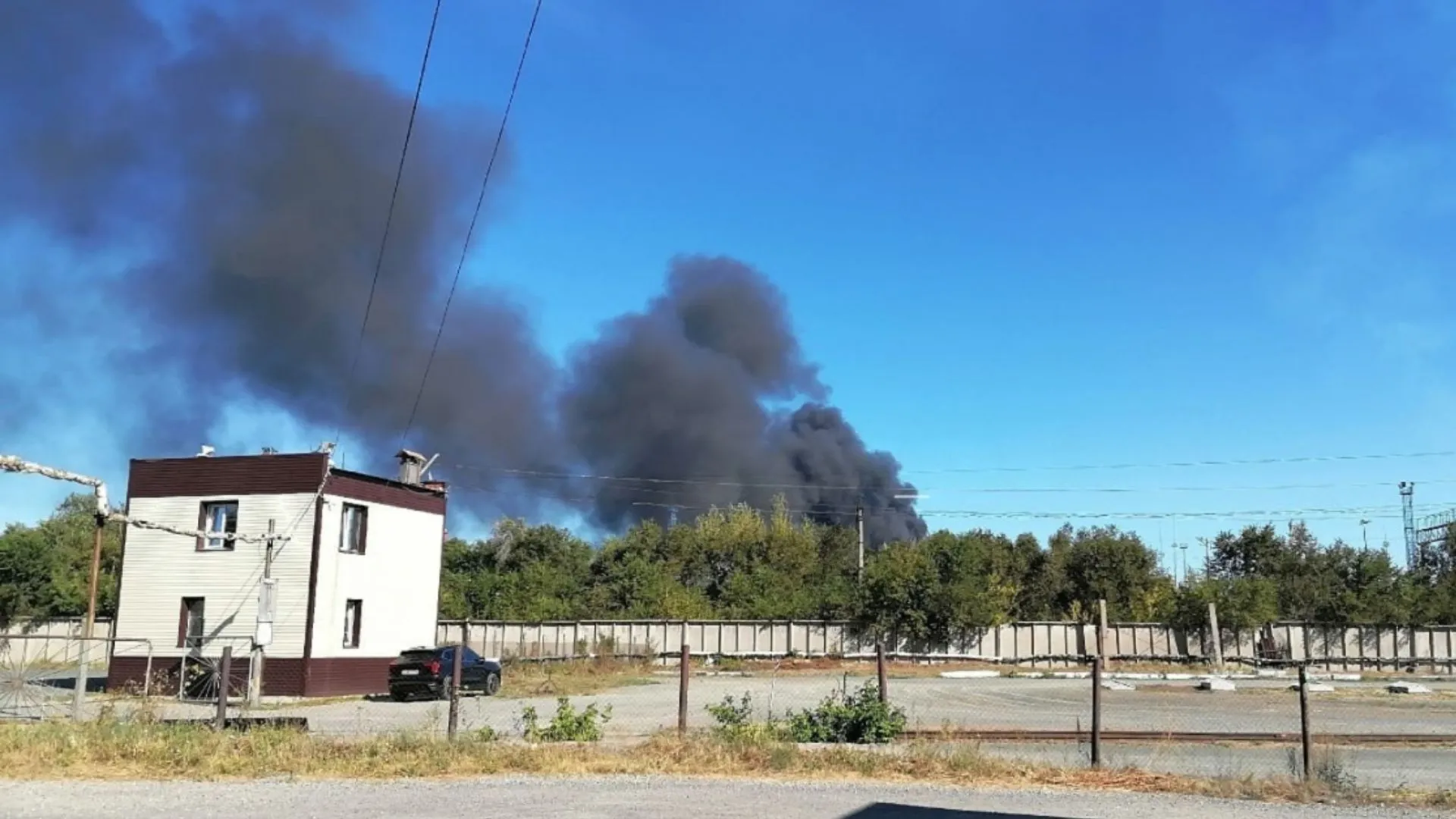 Відео: після ударів по НПЗ в Орську виникли панічні черги на АЗС
