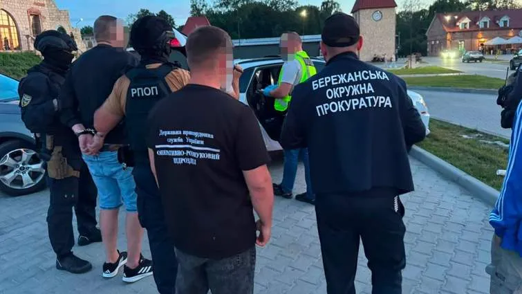 В Тернопольской области задержали пару, которая переправляла мужчин за границу