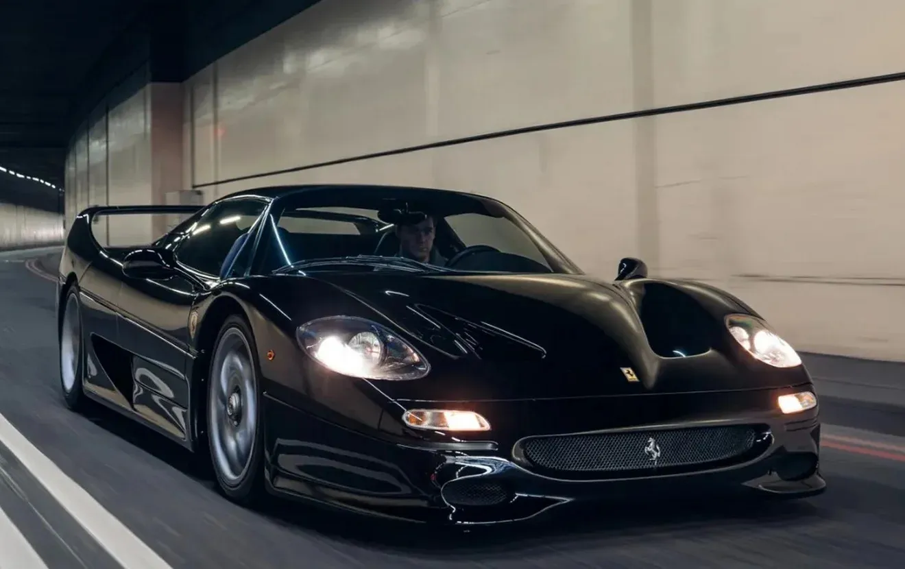 Легендарний Ferrari F50 у рідкісному кольорі продають за мільйони