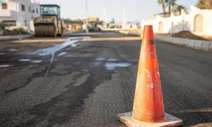 Фото: на Виноградаре МАФом перегородили тротуар на остановке общественного транспорта