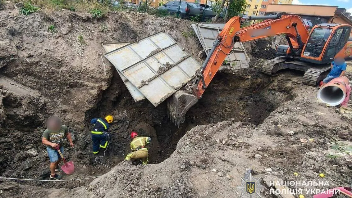 В Тернополе двух рабочих засыпало землей, они погибли