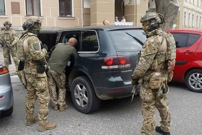 У Києві на очах у шведських журналістів затримали чоловіка