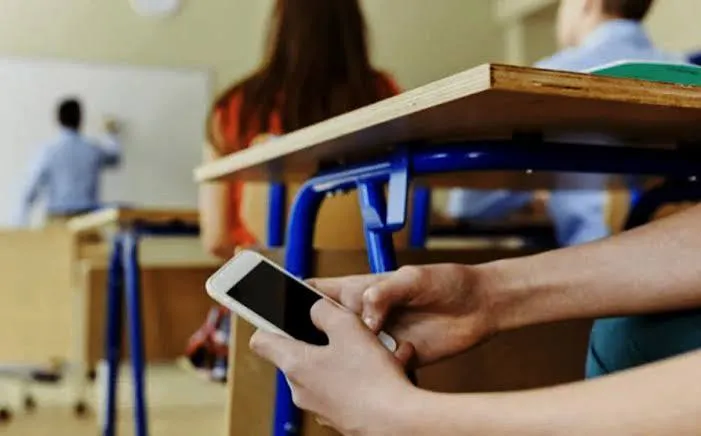 Смартфони під забороною у польських школах із 1 вересня