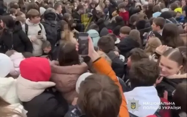 У Тернополі сталася тиснява через безплатні бургери, постраждали діти – відео