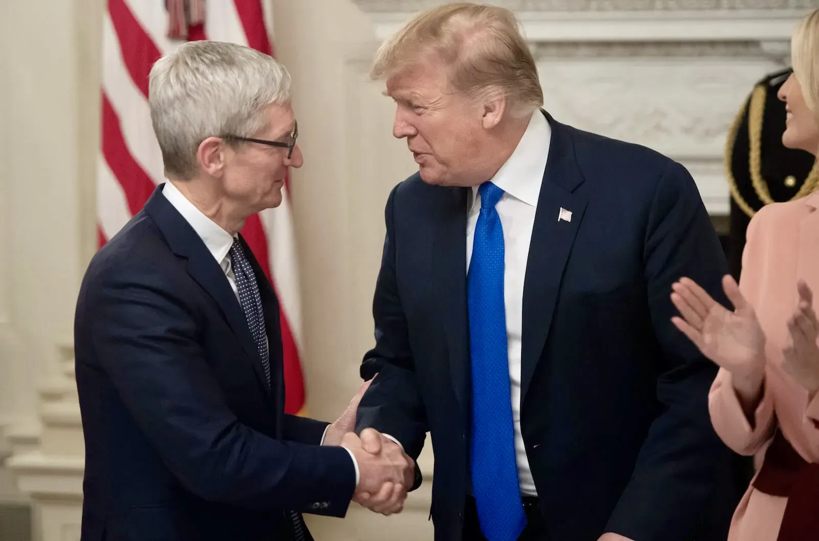 Трамп згадав, як глава Apple телефонував аби «поцілувати в дупу»