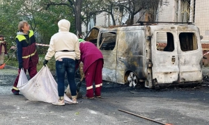 Фото: російський «Шахед» поцілив у багатоповерхівку на Троєщині