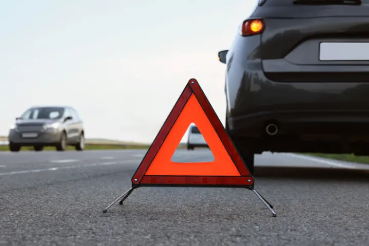 Відео: У Києві вантажівка з морозивом протаранила авто на світлофорі