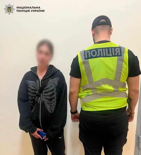 У Києві затримали дівчину, яка вдарила військового пляшкою