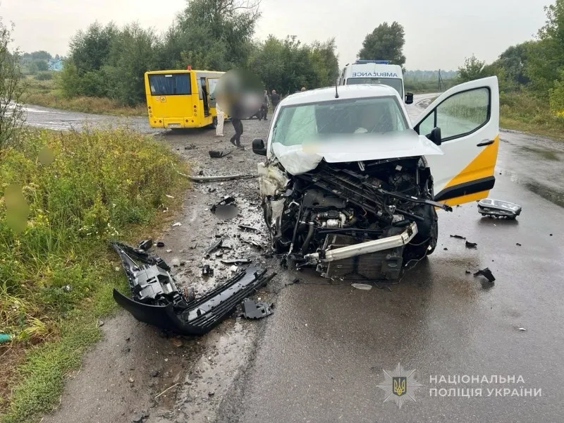 На Волыни школьный автобус столкнулся с автомобилем «Укрпочты»