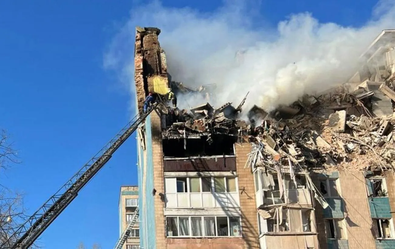 У Тернополі 20-річний хлопець провів під завалами понад 10 годин, його врятували