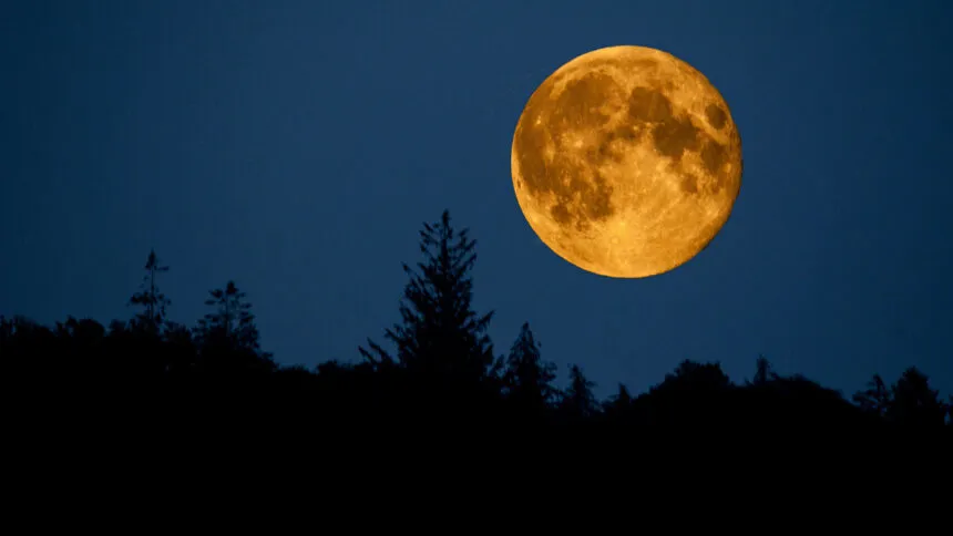 Над Україною зійде найбільший супермісяць року: коли і де спостерігати