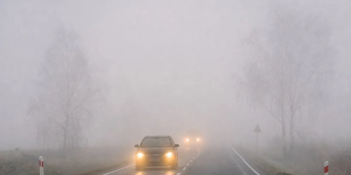 IMGW ostrzegł przed gęstą mgłą w ośmiu województwach Polski — Interia