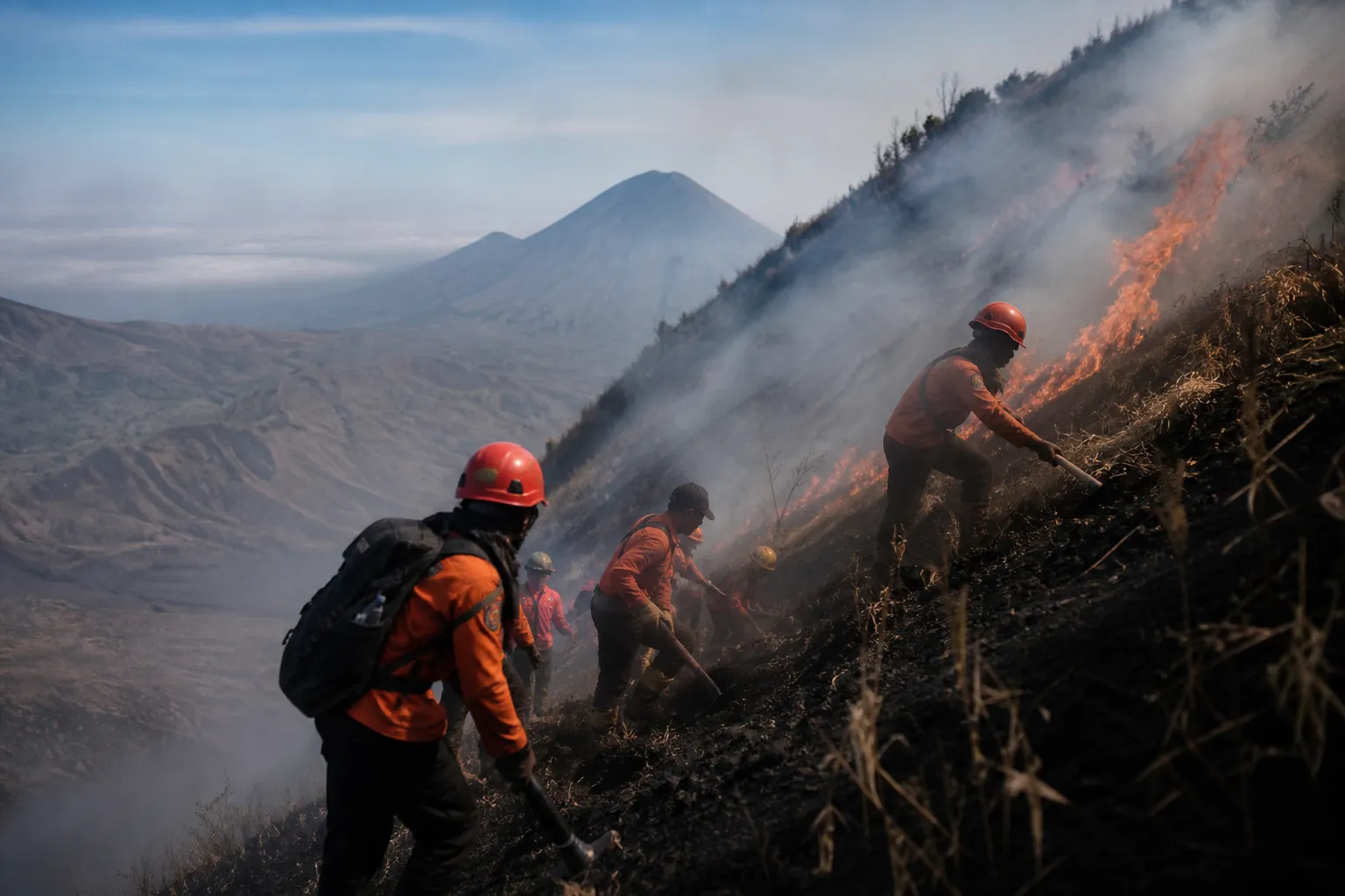W Indonezji zamknięto park narodowy z powodu pożaru na górze Bromo
