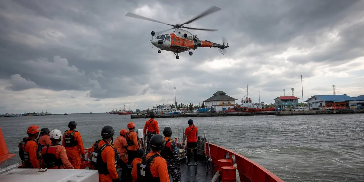В Індонезії водолази не можуть дістатися порома — Channel NewsAsia